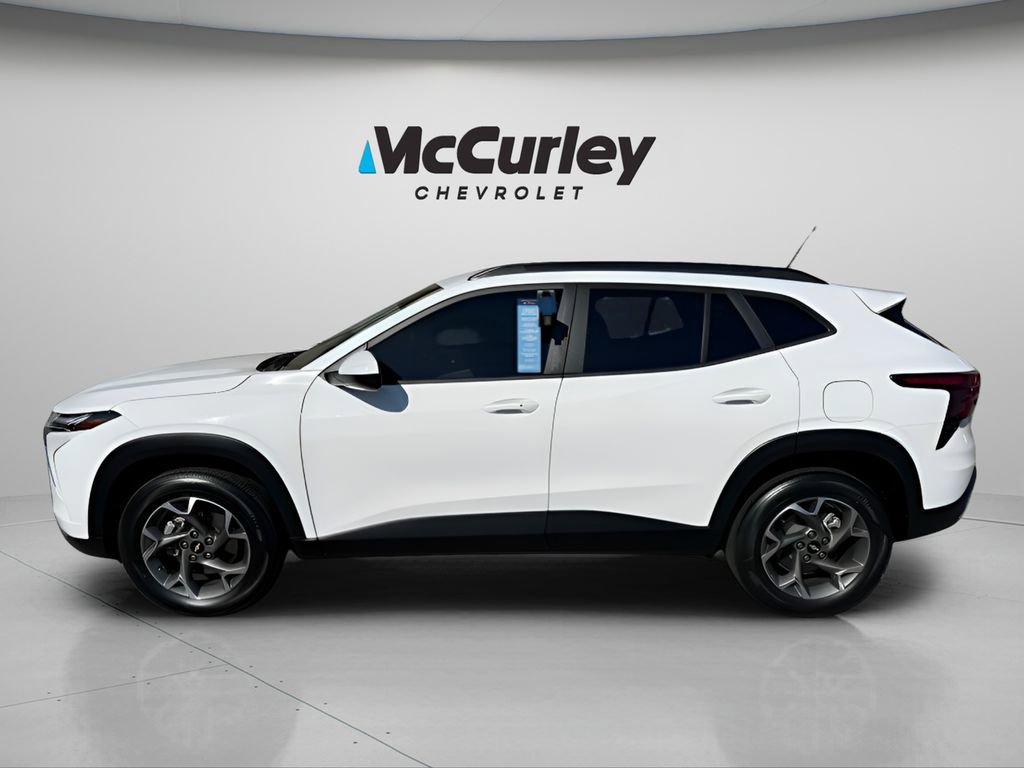2024 Chevrolet Trax LT photo 2