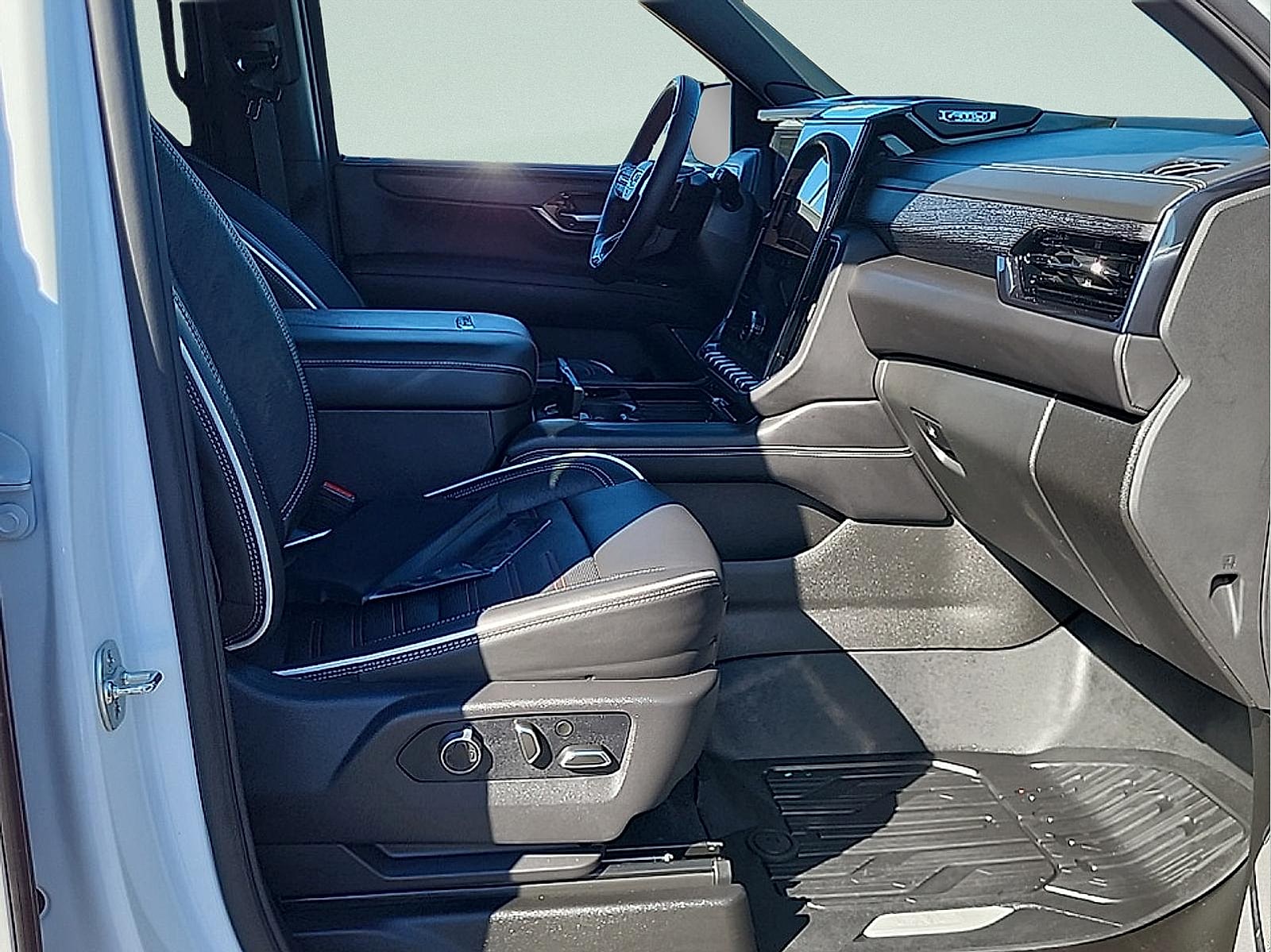 2025 GMC Yukon XL AT4 Ultimate - Photo 10