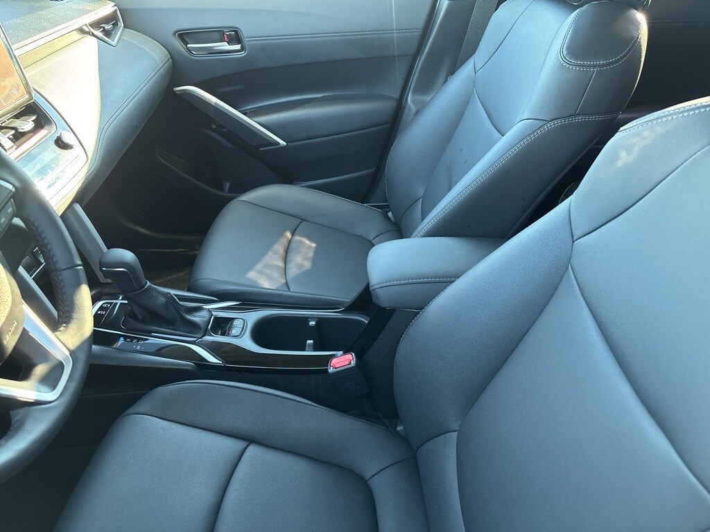 2025 Toyota Corolla Cross XLE photo 2