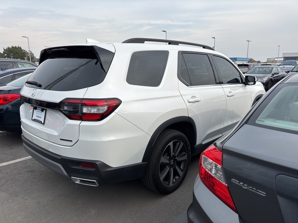 2023 Honda Pilot Touring photo 3