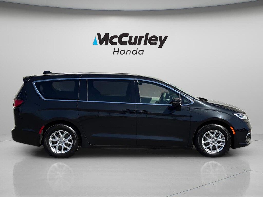 Used 2023 Chrysler Pacifica Touring L Van Passenger Van
