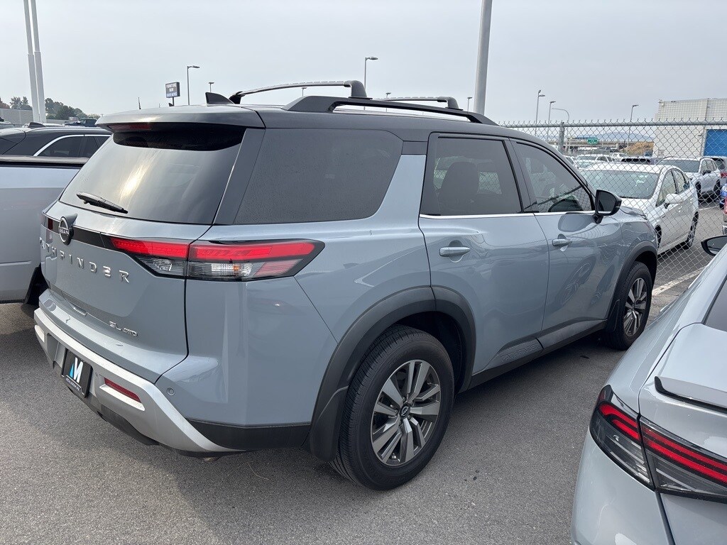 2022 Nissan Pathfinder SL photo 3