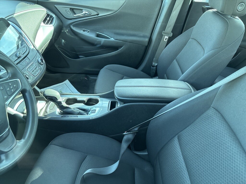 2024 Chevrolet Malibu 1LT photo 2