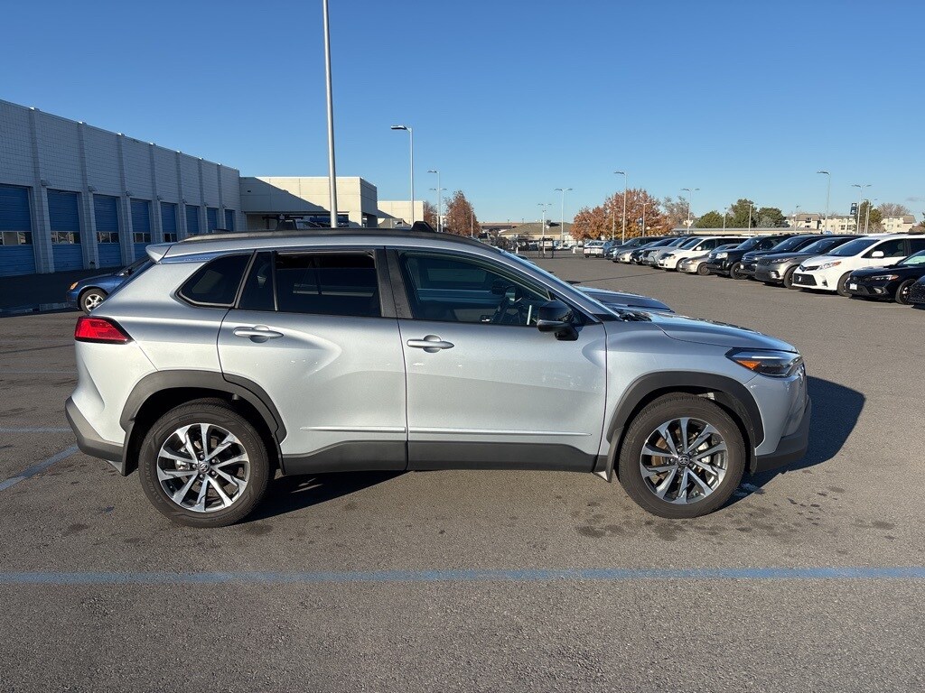 2025 Toyota Corolla Cross XLE photo 3