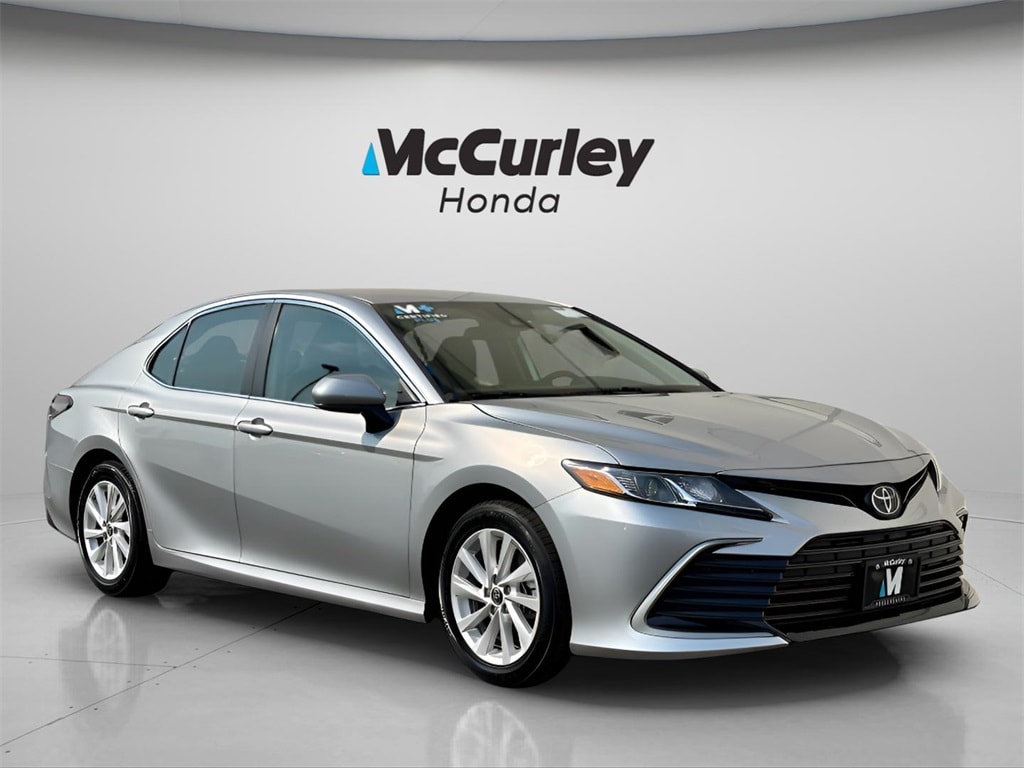 2024 Toyota Camry LE's photo