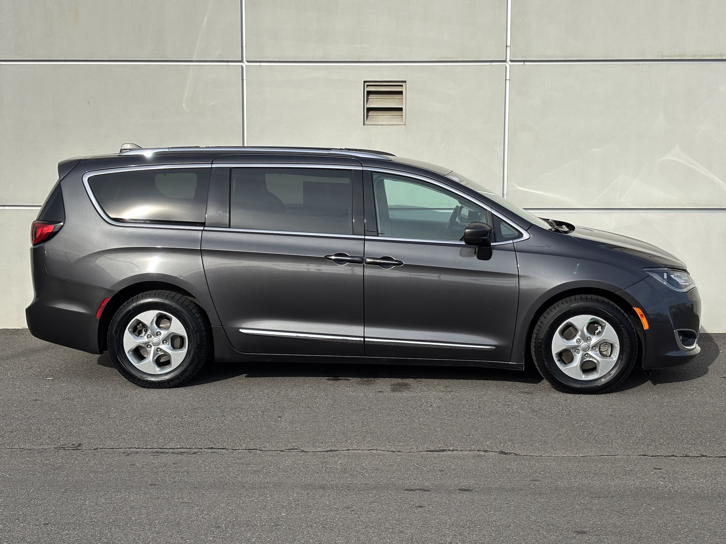 Used 2017 Chrysler Pacifica Touring-L Plus with VIN 2C4RC1EG2HR669561 for sale in Richland, WA