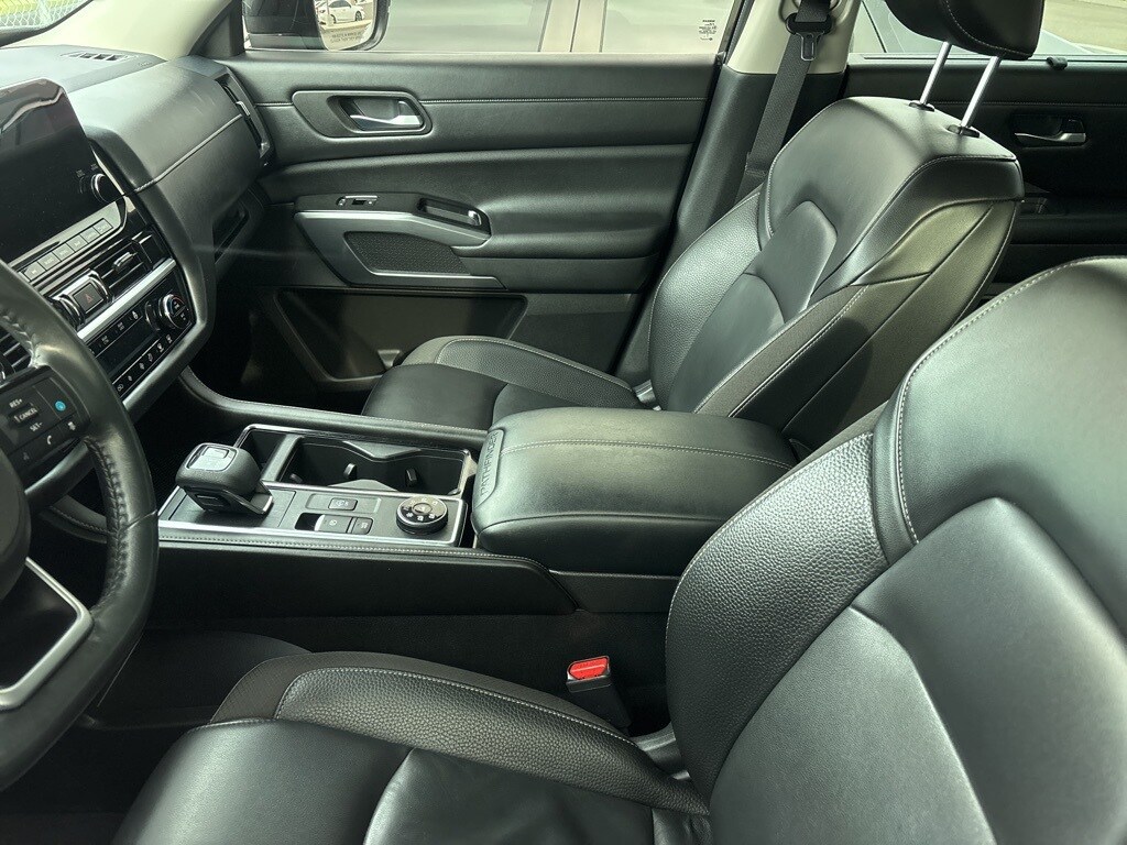 2022 Nissan Pathfinder SL photo 2