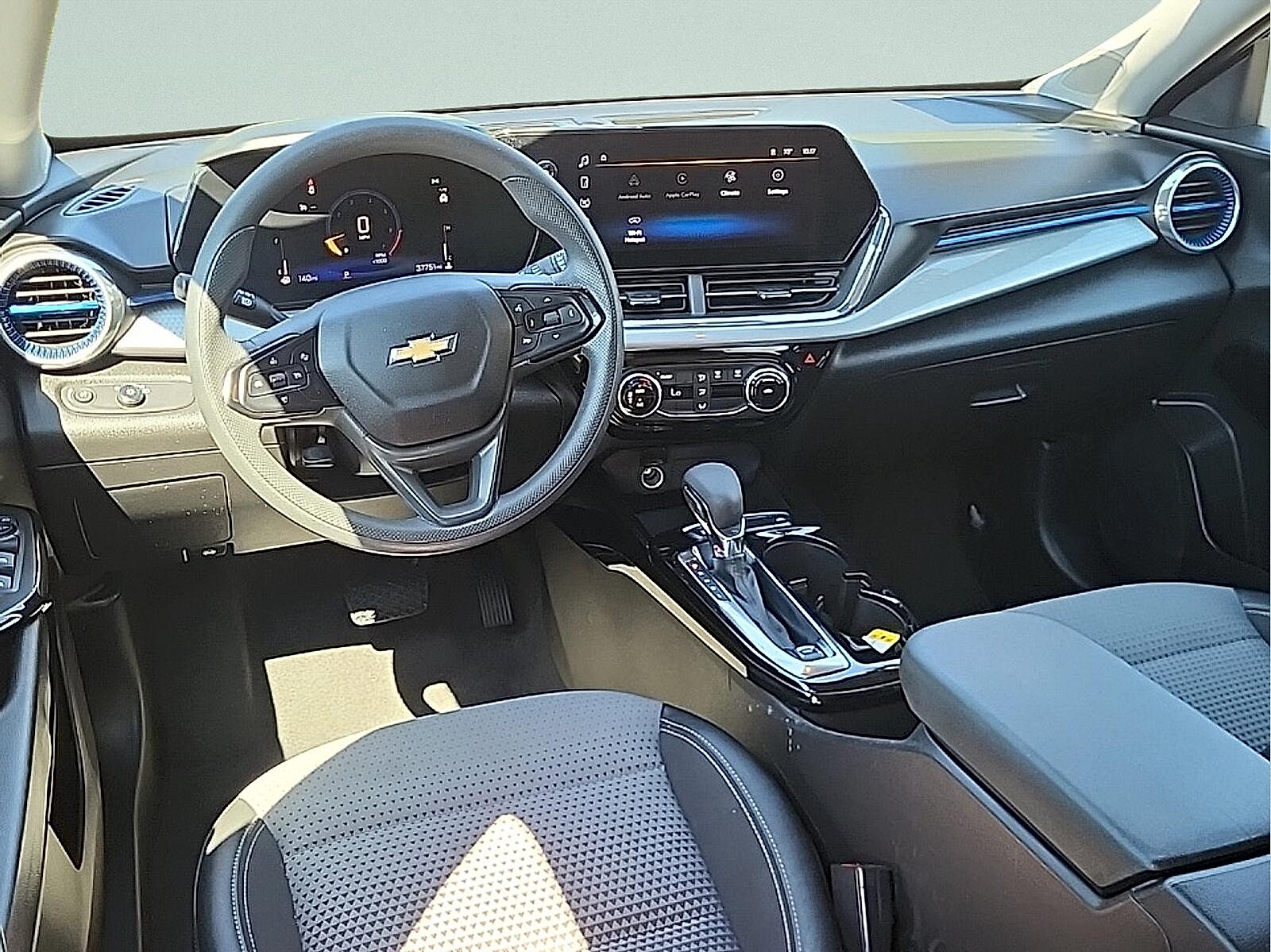 2025 Chevrolet Trax LT - Photo 15