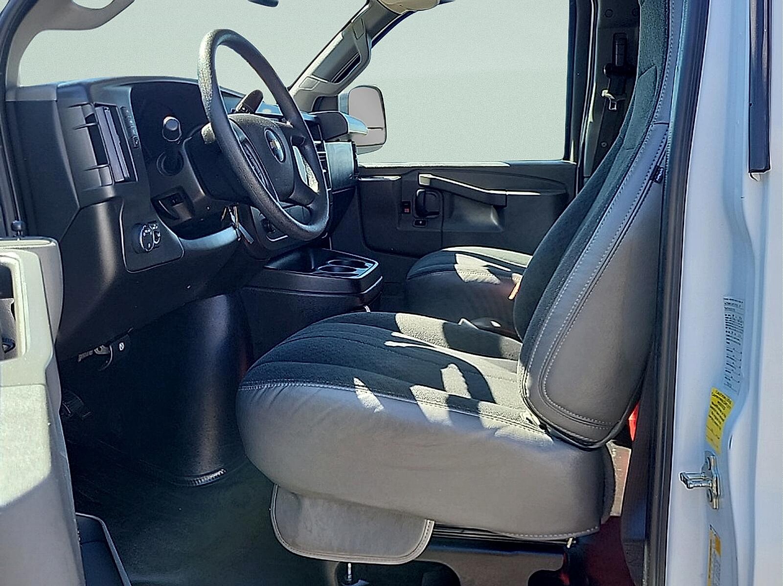 2024 Chevrolet Express Cargo Work Van - Photo 13