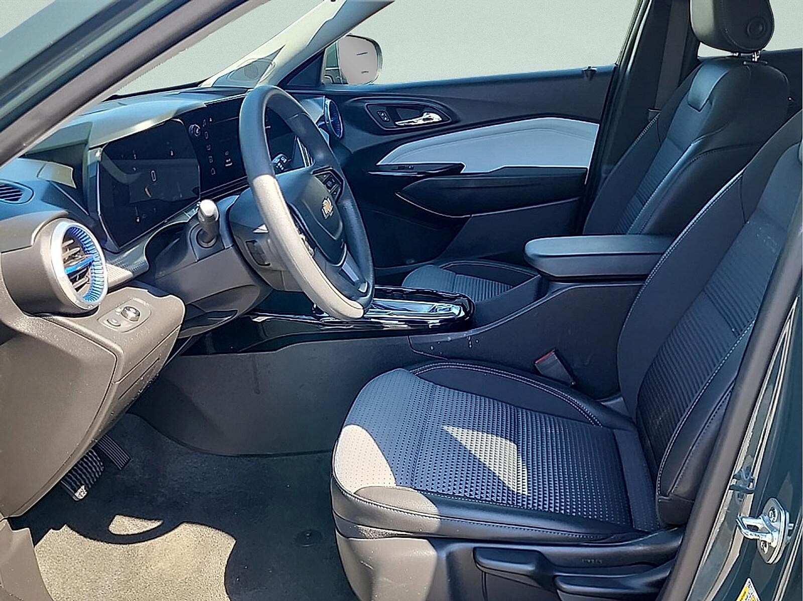 2025 Chevrolet Trax LT - Photo 13