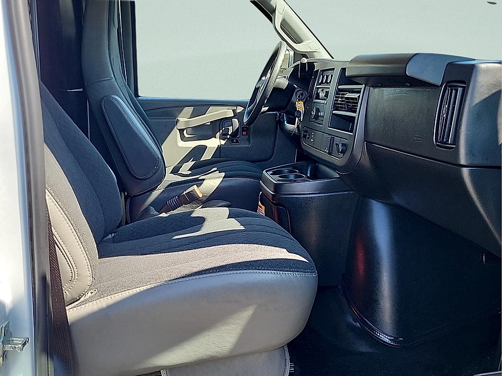 2024 Chevrolet Express Cargo Work Van - Photo 10