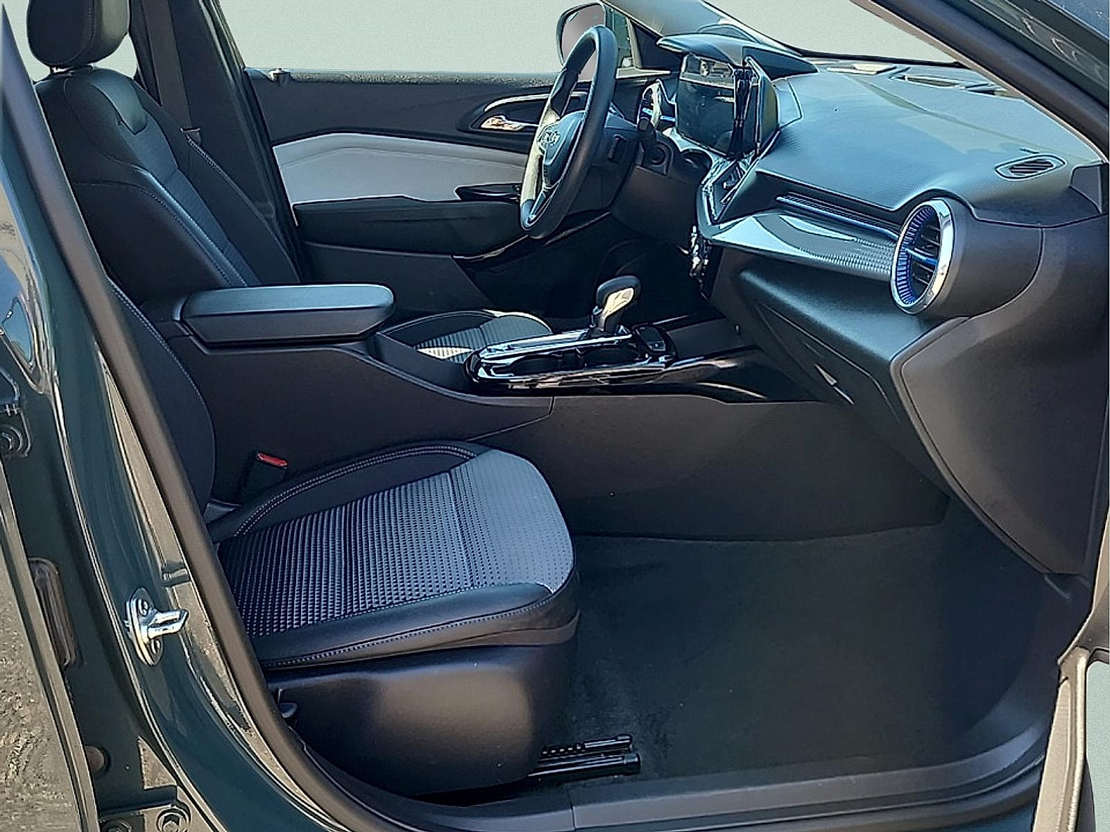 2025 Chevrolet Trax LT - Photo 10