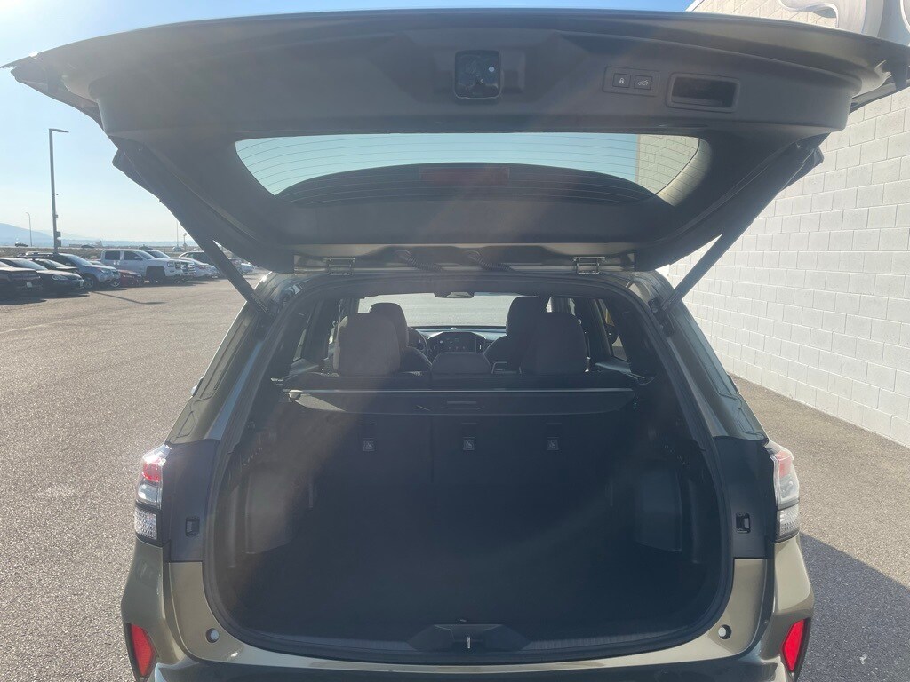 2025 Subaru Forester Premium photo 3