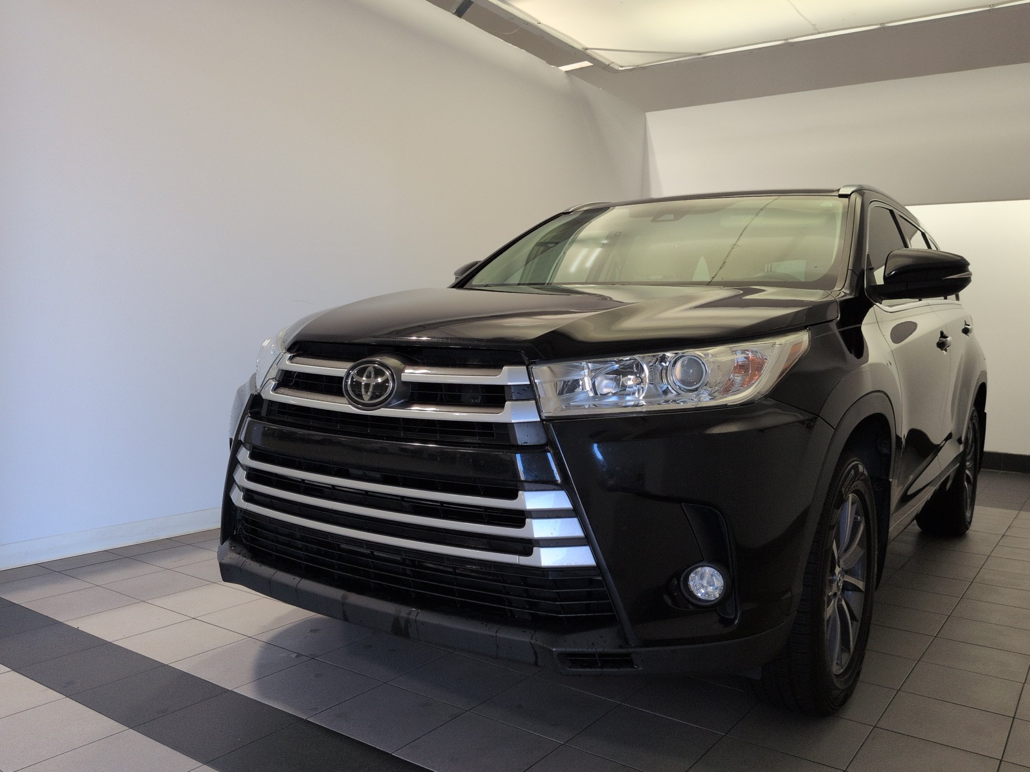 Used 2017 Toyota Highlander XLE V6 SUV