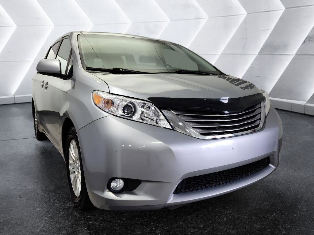 Used 2017 Toyota Sienna XLE 8 Passenger Van Passenger Van
