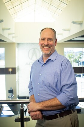 Staff member Scott Elliot from ID_52c972