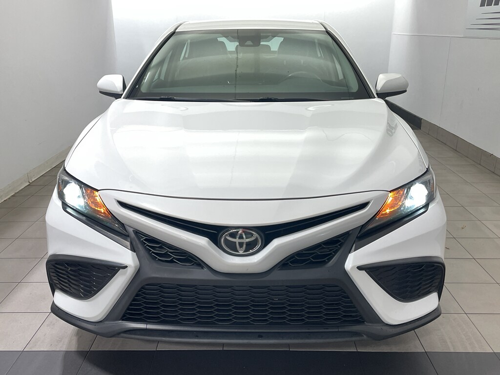 2021 Toyota Camry SE photo 3