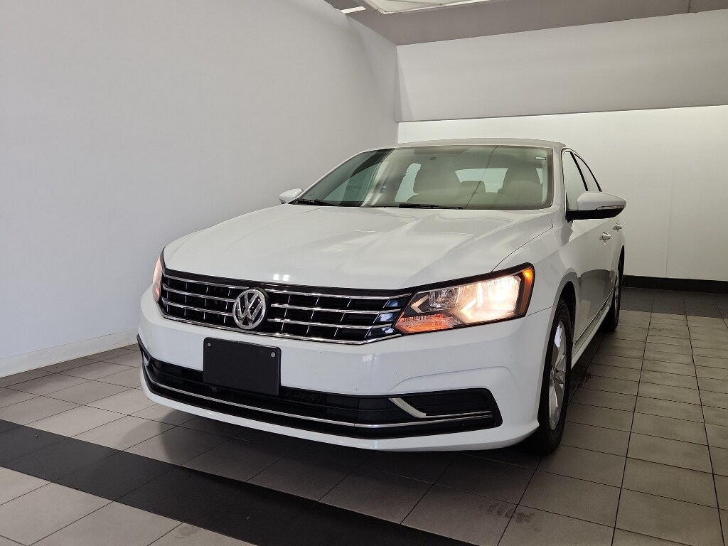 2016 Volkswagen Passat TDI S R-Line photo 2