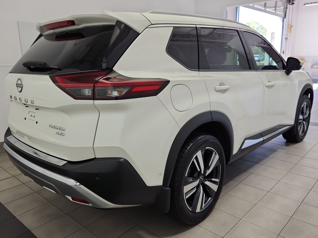 2023 Nissan Rogue Platinum photo 3