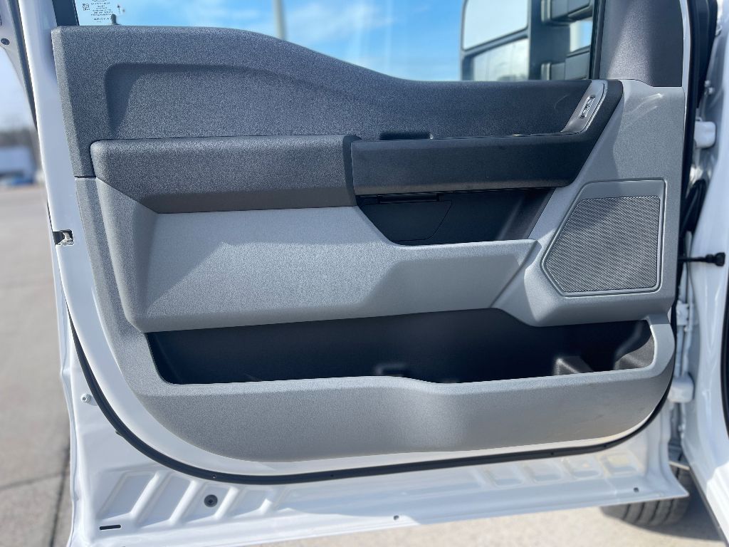 2025 Ford F-350 Super Duty Chassis Cab XL - Photo 13
