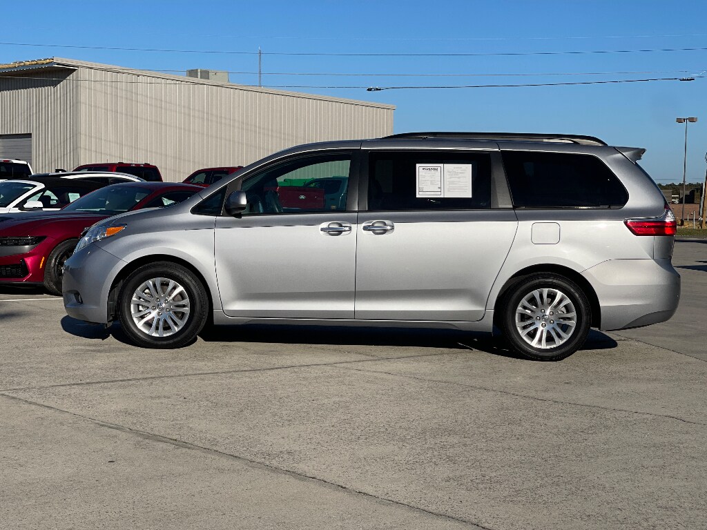 Used 2017 Toyota Sienna XLE 8 Passenger Van Passenger Van