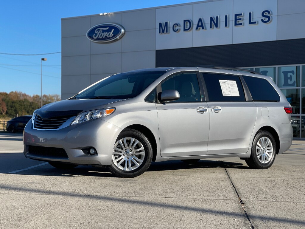 Used 2017 Toyota Sienna XLE 8 Passenger Van Passenger Van