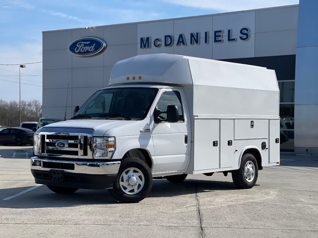 2025 Ford E-Series Cutaway Base