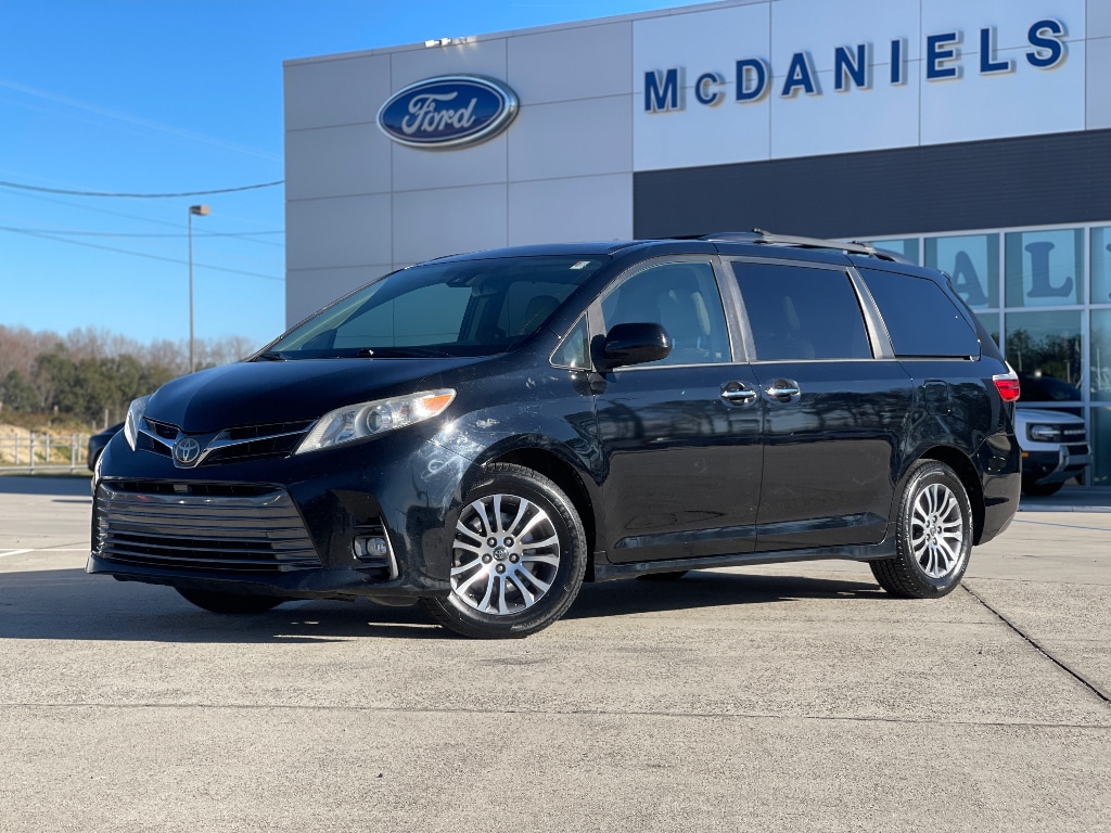 2019 Toyota Sienna XLE's photo