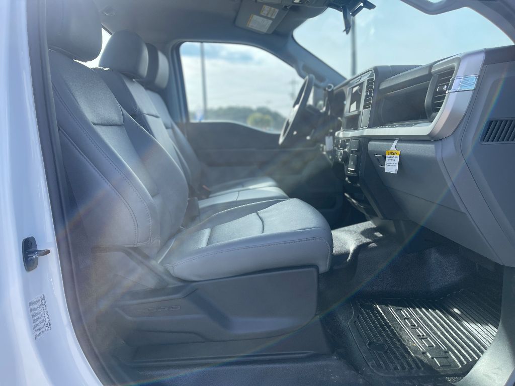 2025 Ford F-350 Super Duty Chassis Cab XL - Photo 34