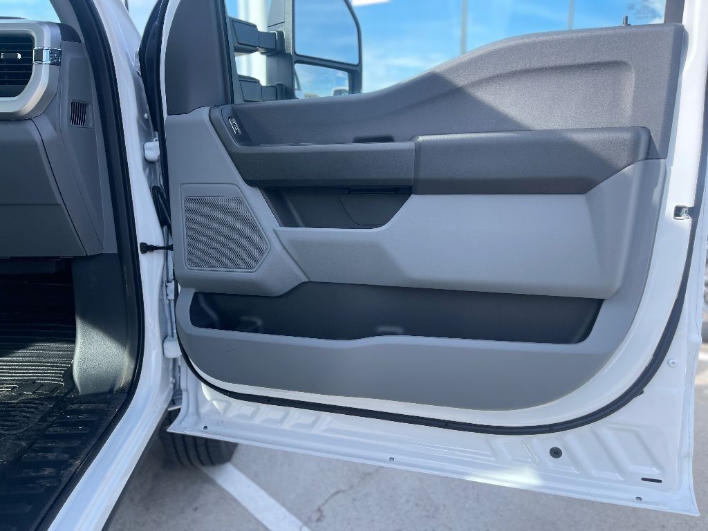 2025 Ford F-350 Super Duty Chassis Cab XL - Photo 33