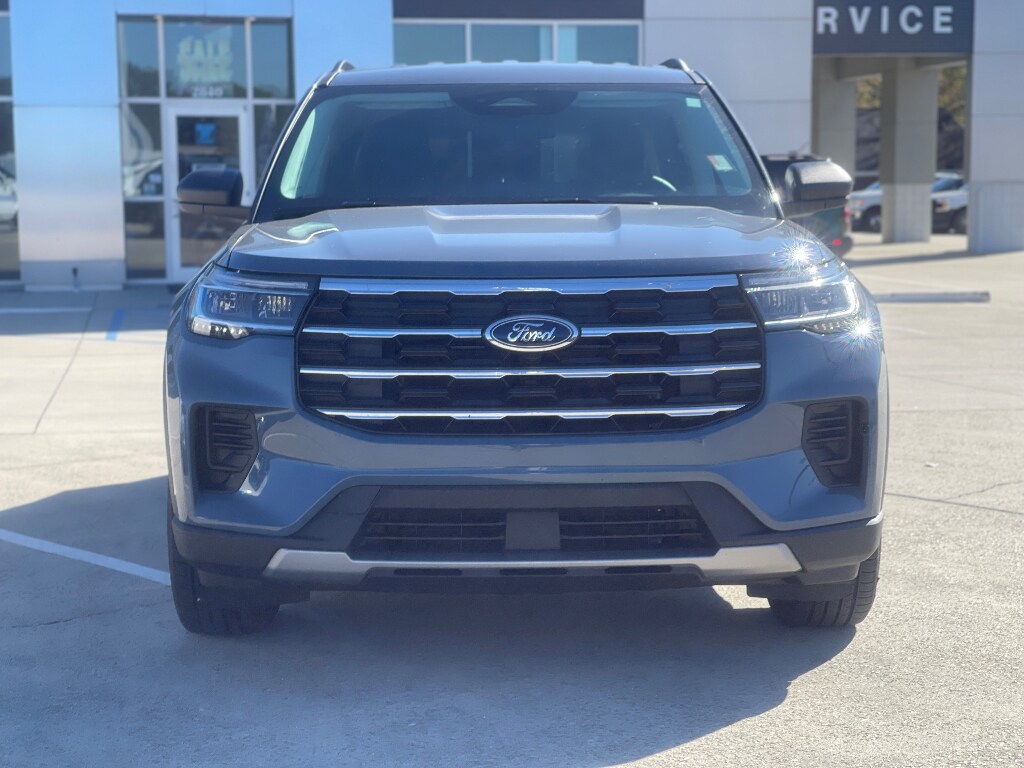 2025 Ford Explorer photo 2