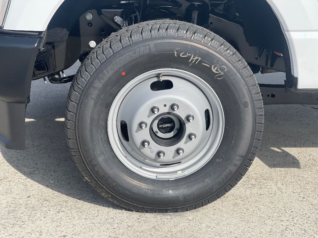 2025 Ford F-350 Super Duty Chassis Cab XL - Photo 37