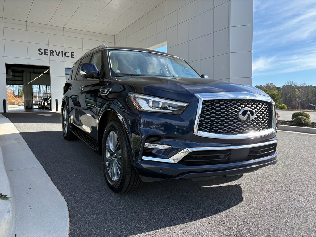 2022 Infiniti QX80 Luxe photo 2