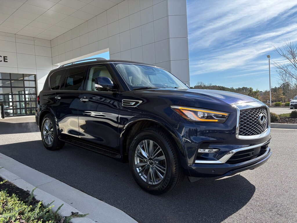 2022 Infiniti QX80 Luxe photo 3