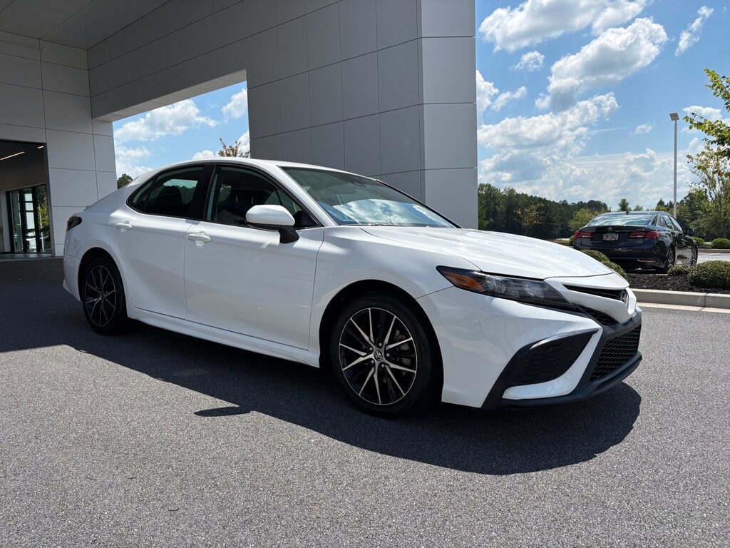 2021 Toyota Camry SE photo 3