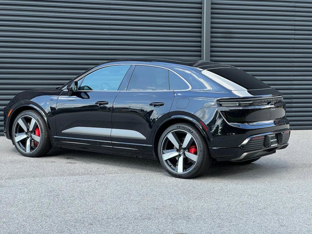 2025 Porsche Macan Electric Turbo photo 3