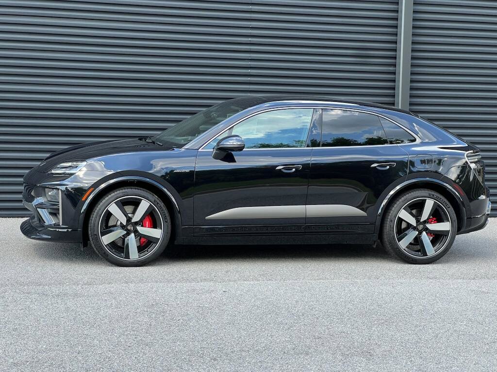 2025 Porsche Macan Electric Turbo photo 2