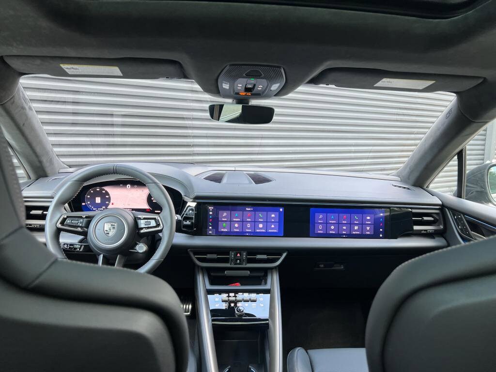 2025 Porsche Macan Electric Turbo photo 4