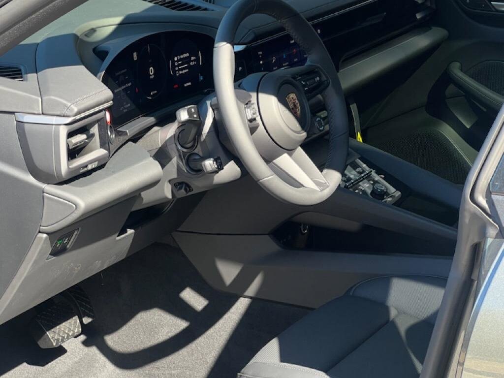 2025 Porsche Macan Electric photo 4