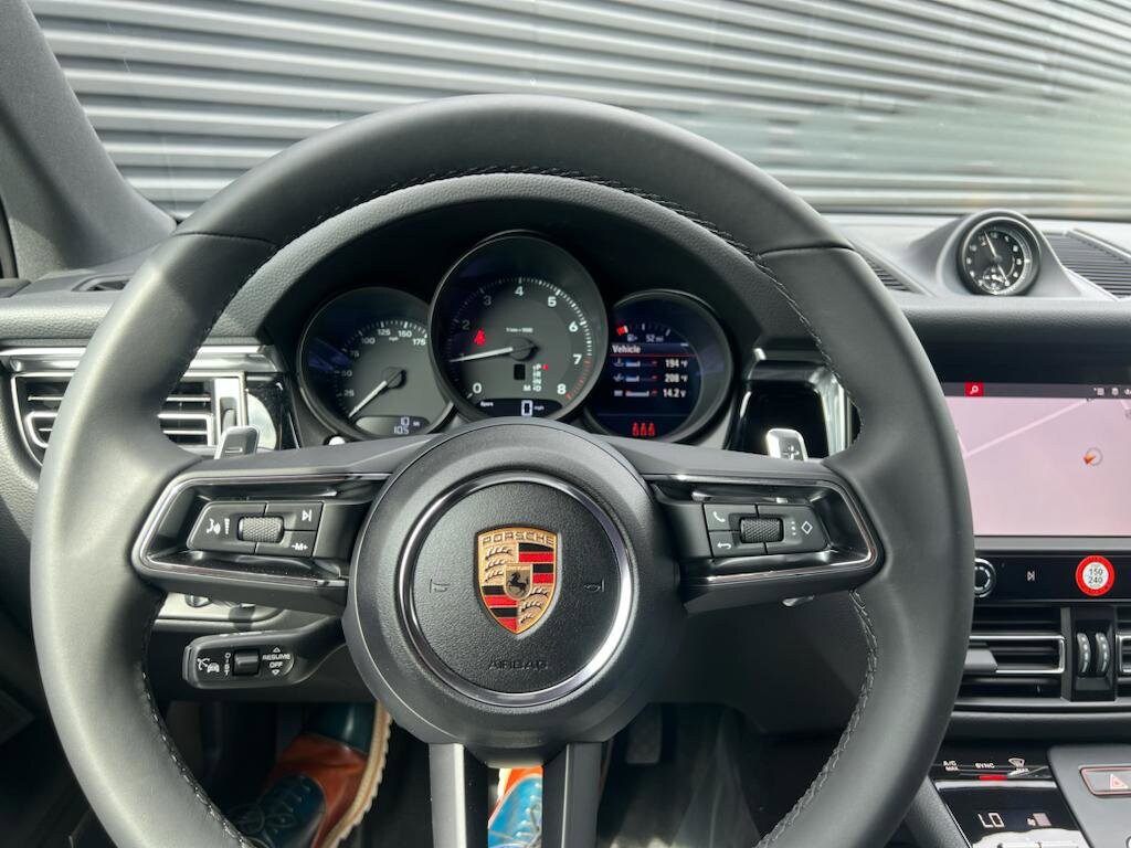 2025 Porsche Macan T photo 4