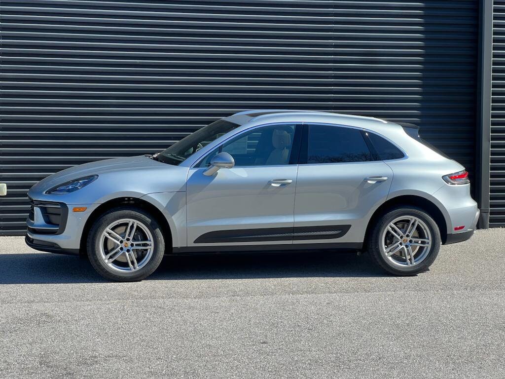 2025 Porsche Macan T photo 2