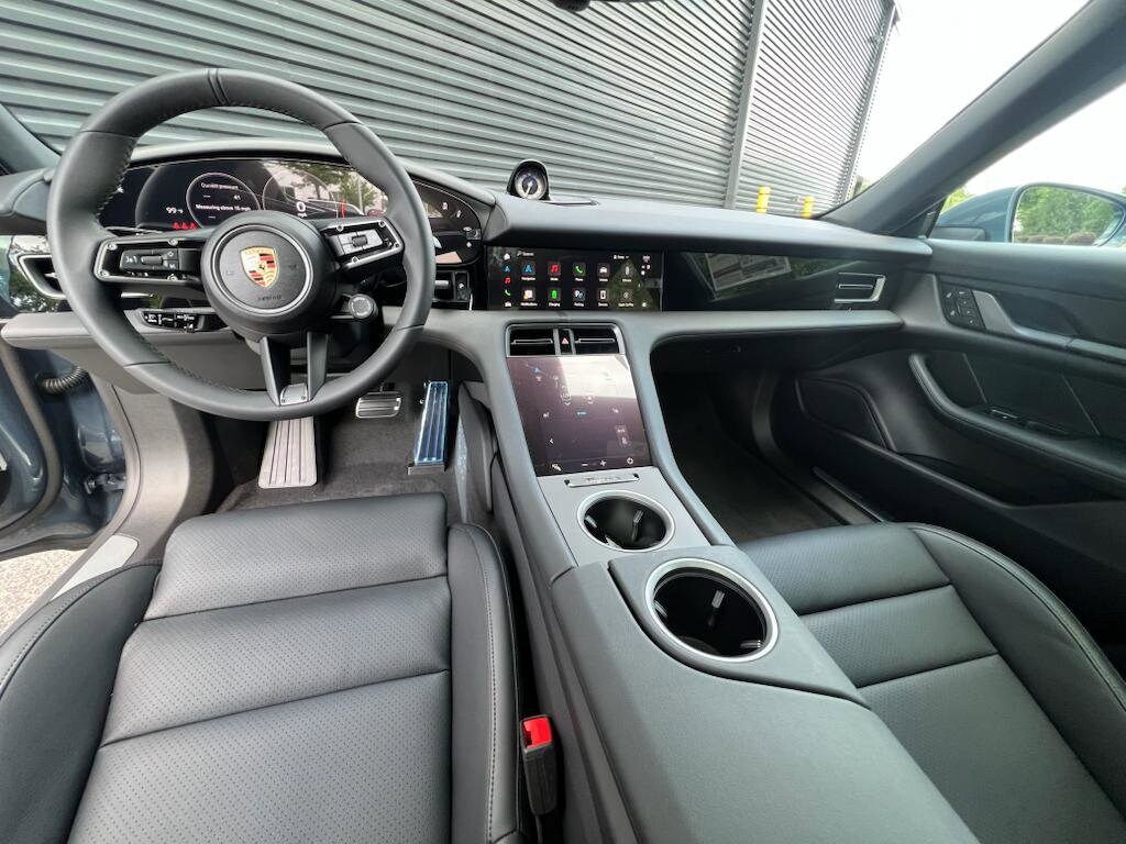 2025 Porsche Taycan 4 photo 4