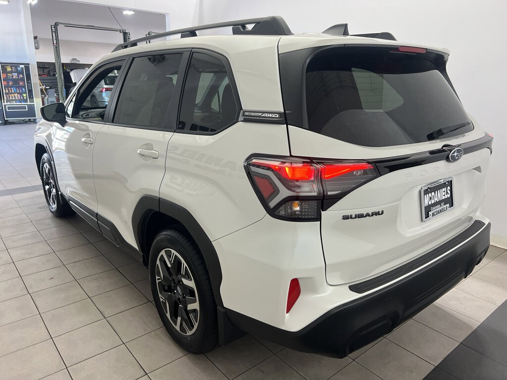 2025 Subaru Forester Premium photo 4