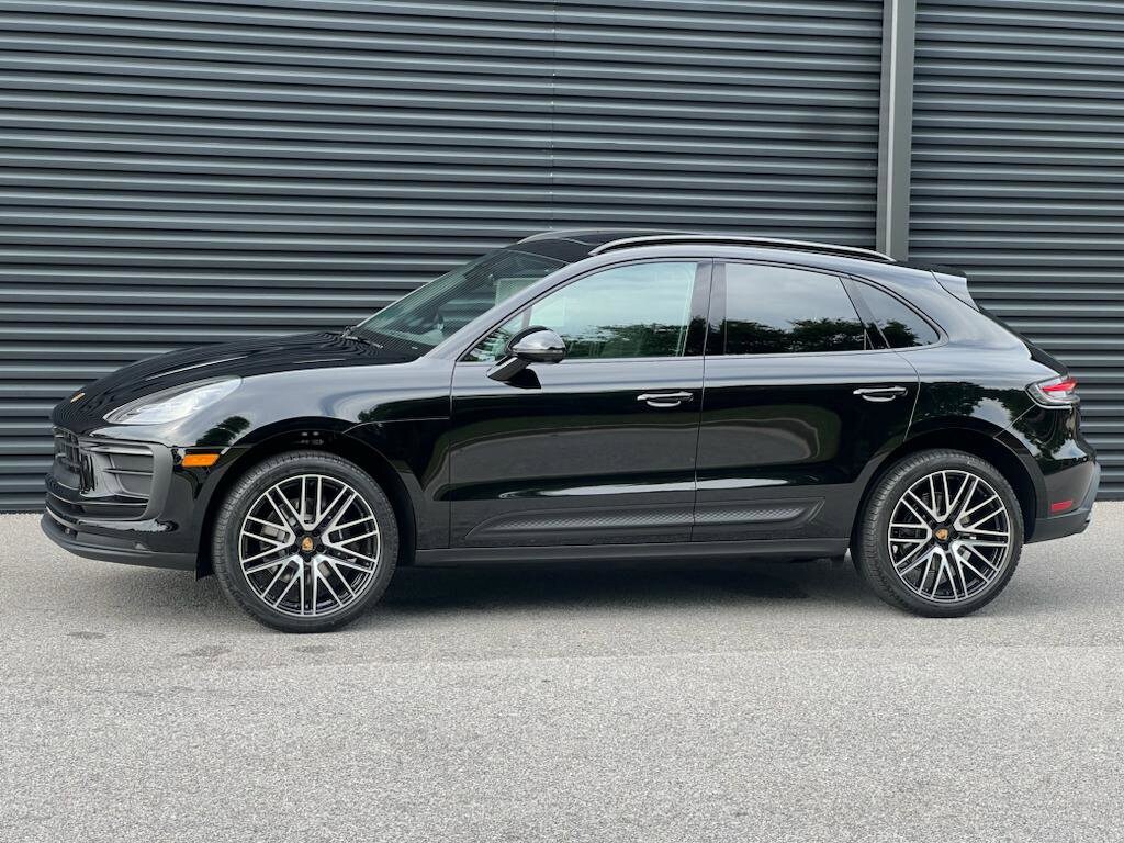 2025 Porsche Macan T photo 2