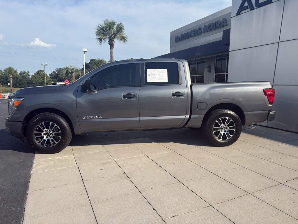 2023 Nissan Titan SV photo 3