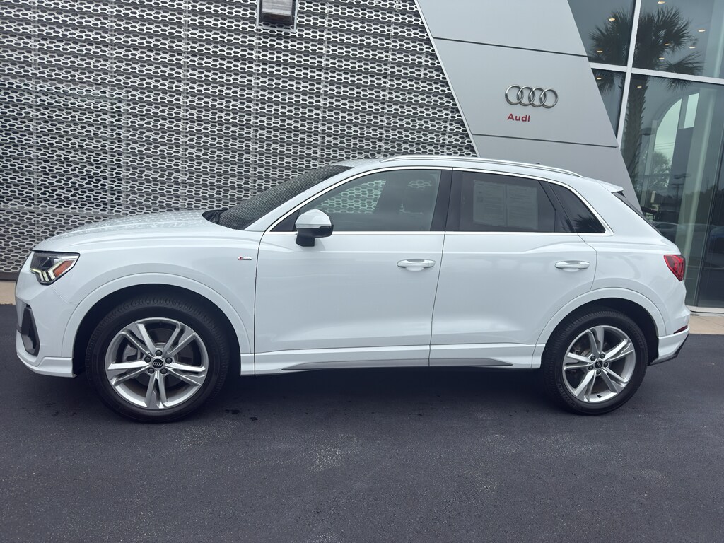 2022 Audi Q3 45 TFSI S line Premium photo 3