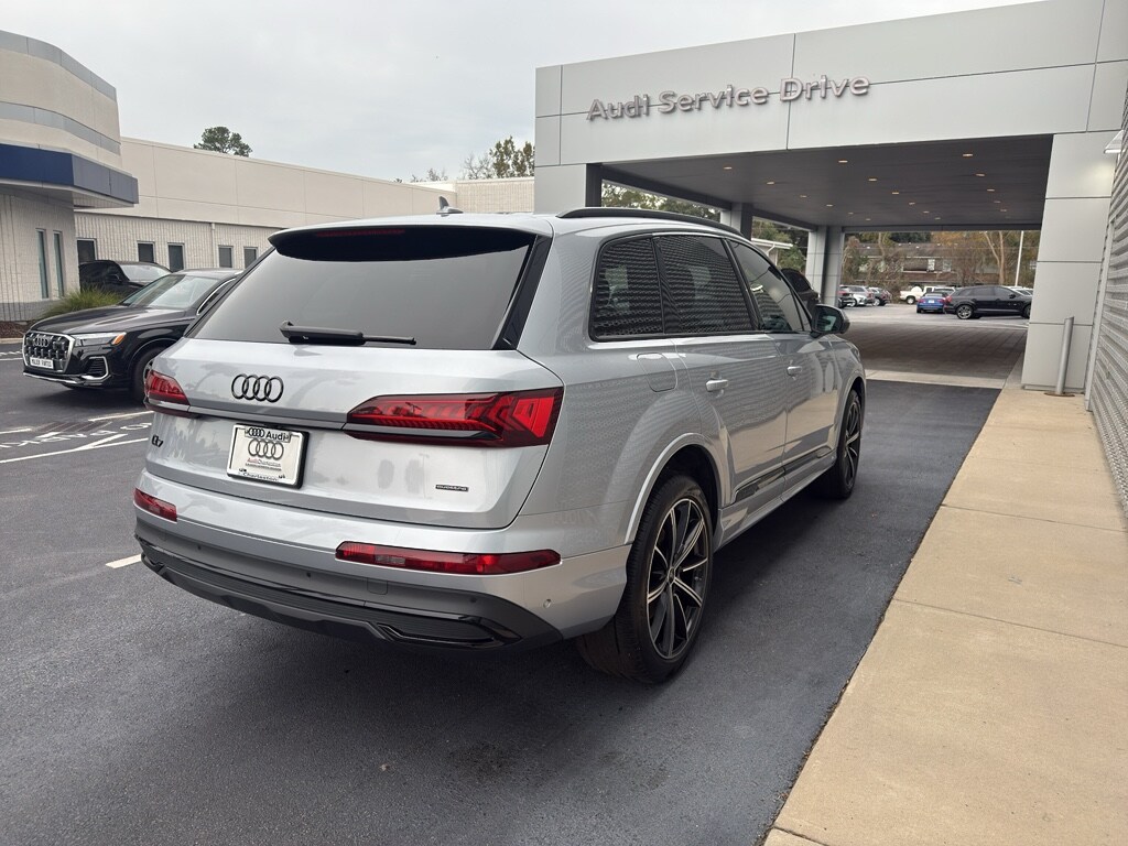 2022 Audi Q7 55 Premium Plus photo 2