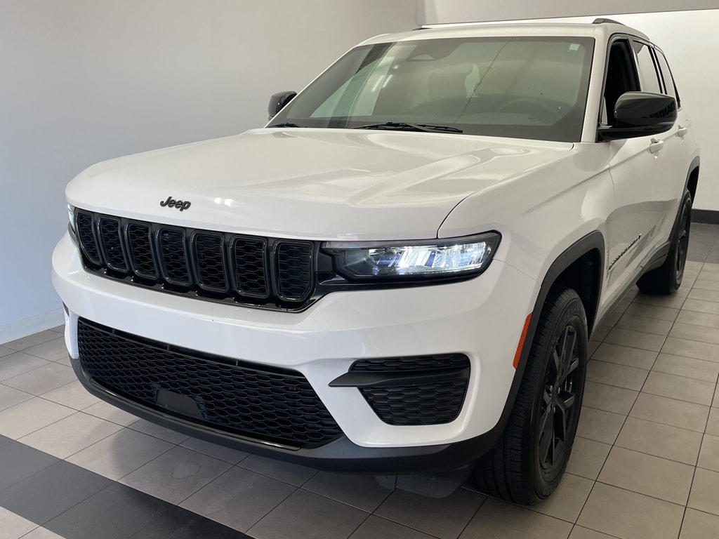 Used 2024 Jeep Grand Cherokee Laredo SUV