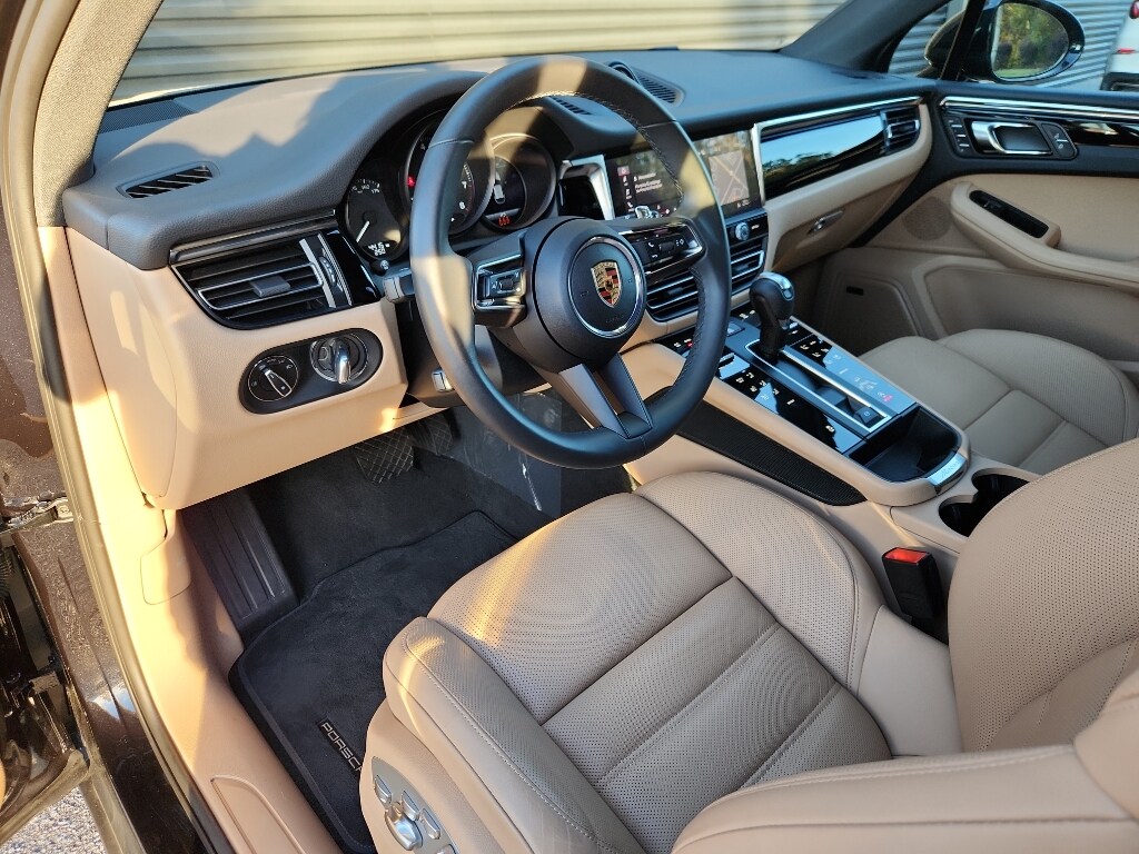 2025 Porsche Macan Base photo 4