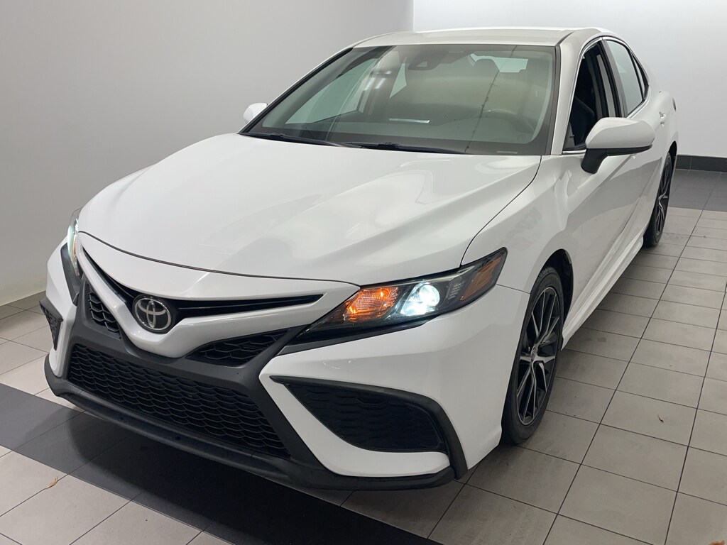 2021 Toyota Camry SE photo 2